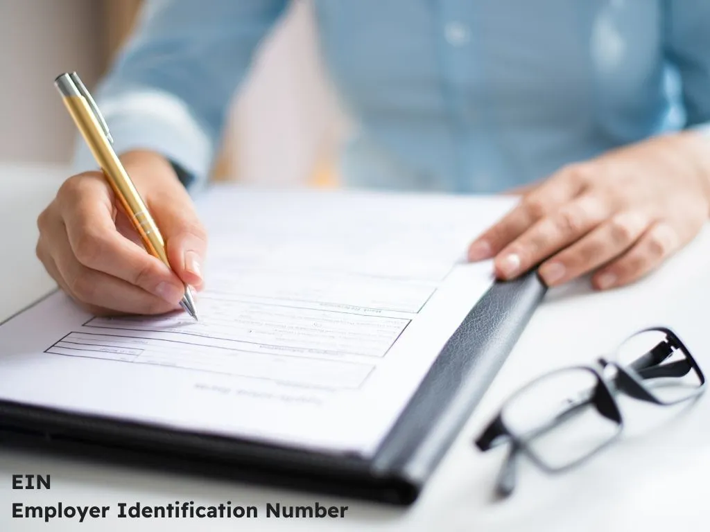 Modulo compilato a mano con una penna stilografica, con la scritta EIN Employer Identification Number