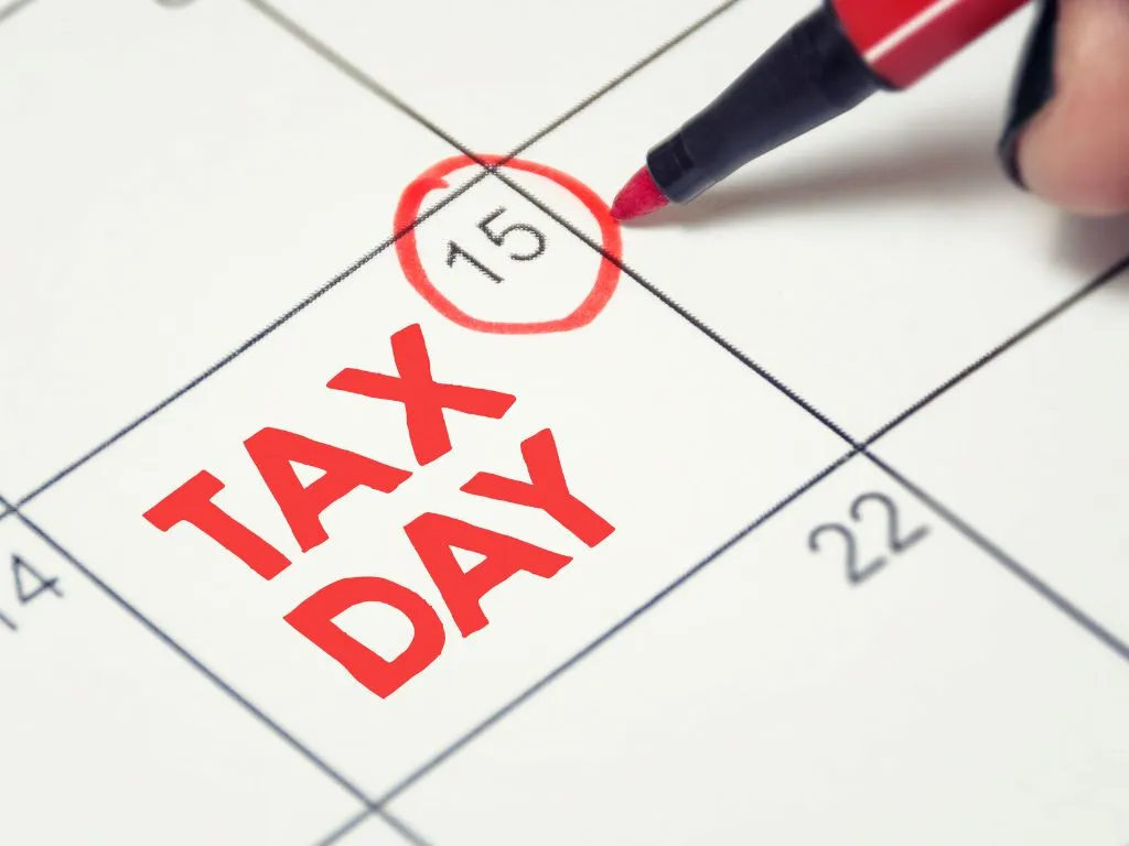Calendario con il giorno 15 cerchiato in rosso e la scritta Tax Day