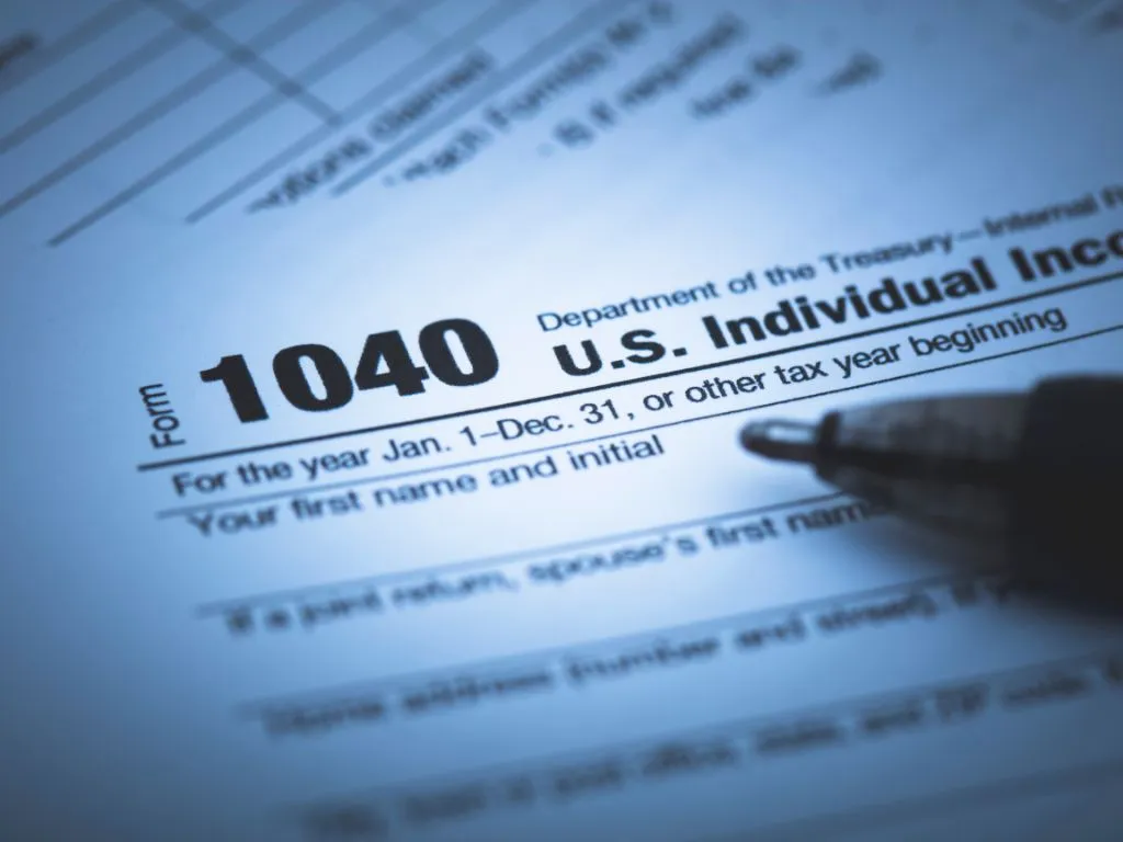 Particolare del modulo IRS Form 1040, U.S. Individual Income Tax Return, con una penna